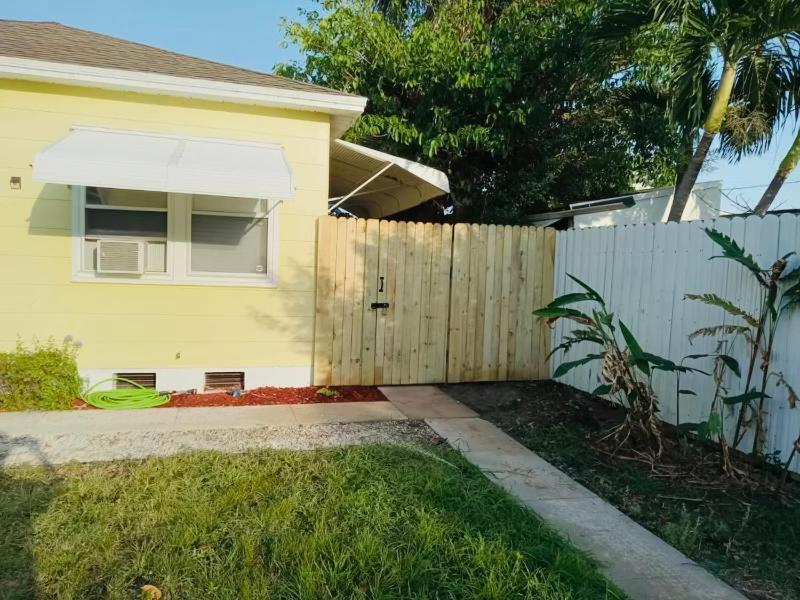 5 Min To Beach Large Living Room Fenced Backyard Bbq Firepit Driveway Boat Parking Lake Worth Beach Buitenkant foto